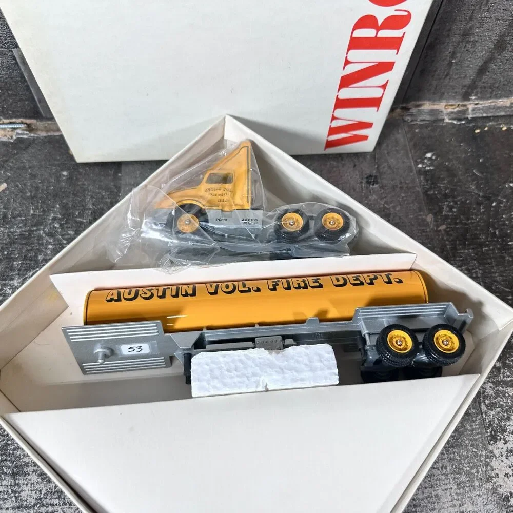 WINROSS‎ TRUCK AUSTIN VOLUNTEER FIRE DEPARTMENT 1/64